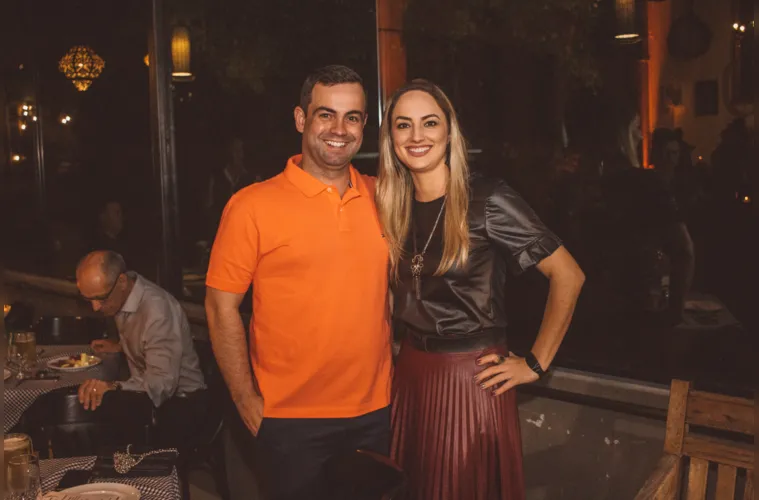 O empresário Daniel Correia no próximo sábado (12) receberá os cumprimentos pela passagem de seu aniversário. No registro, Daniel e sua esposa Thais Iurk Correia.  Da coluna RC os votos de alegrias e sucesso.
A bela Jessica Comassetto receberá os cumprimentos pela passagem de seu aniversário no próximo sábado (12). Da coluna RC os votos de alegrias e sucesso.