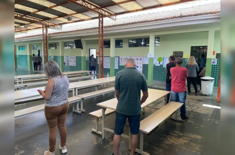 Em vários pontos de votação, em Ponta Grossa, poucas filas e muita organização. O cenário continua o mesmo no período da tarde