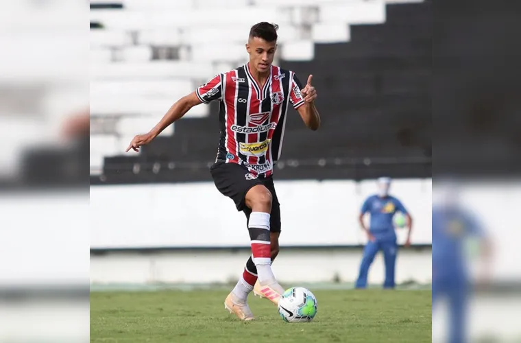 Idade: 23 anos  |  Cidade natal: São Carlos-SP  |  Altura: 1,90 M  |  Último clube: Mirassol-SP