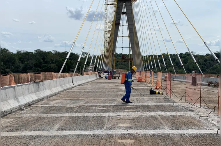 Neste mês, estão sendo realizados os acabamentos da ponte, como a concretagem das barreiras tipo New Jersey e das bases do futuro guarda-copo para travessia de pedestres pelas laterais da ponte.