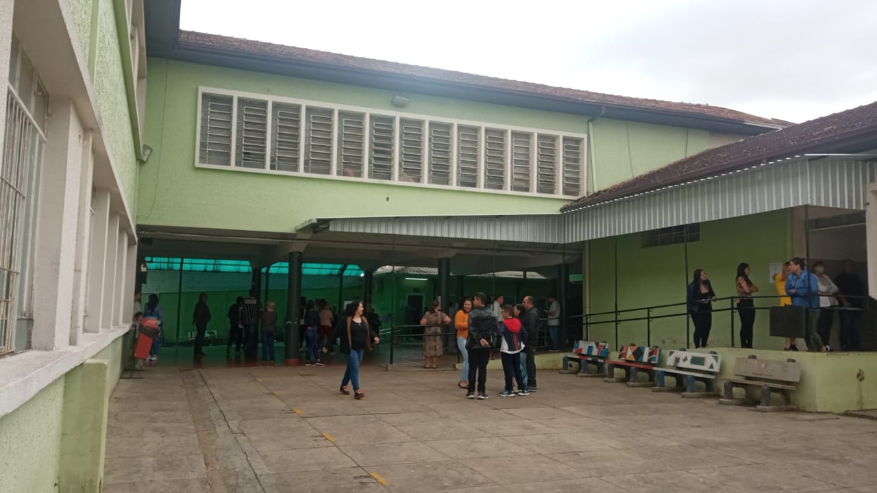 No Colégio Epaminondas, no bairro da Palmeirinha, eleitores reclamaram das filas e da demora na votação