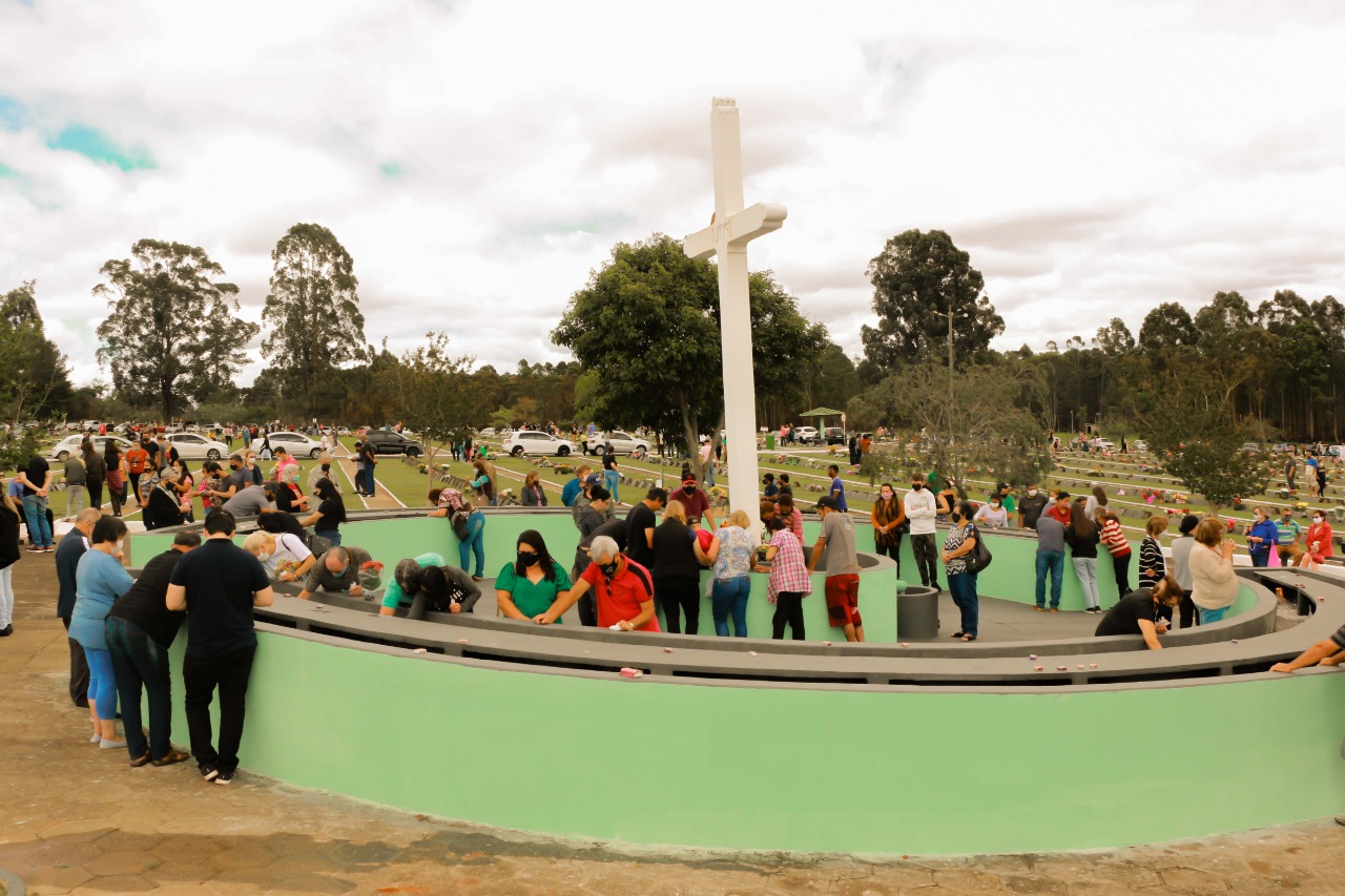 Calcula-se que perto de 40 mil pessoas passem pelo Cemitério Jardim Paraíso todos os anos.