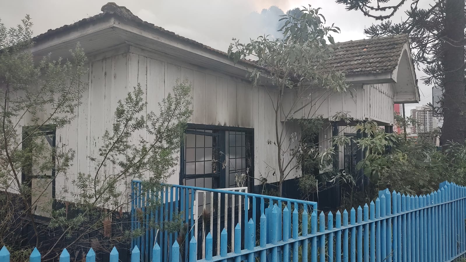 Bombeiros foram conter as chamas em um imóvel histórico da antiga Rede Ferroviária Federal