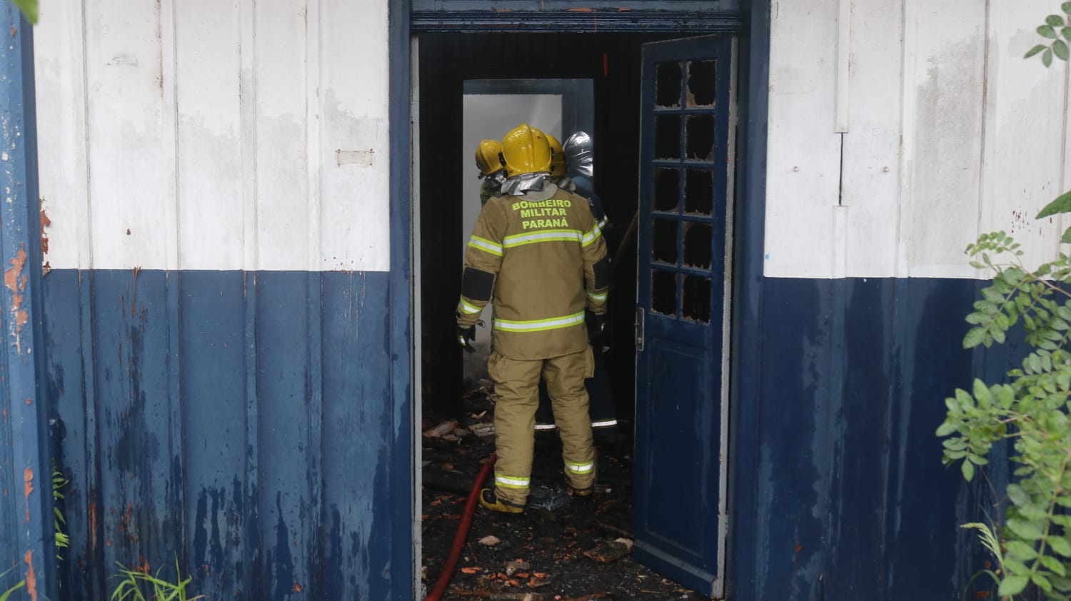 As chamas foram contidas em minutos pelos oficiais dos bombeiros