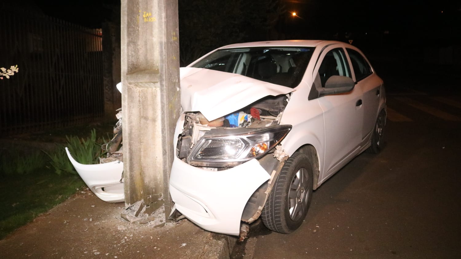 O acidente aconteceu na madrugada deste sábado (19).