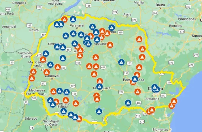 Pontos de bloqueio em rodovias estaduais. Vermelho – pontos ativos. Azul – pontos já liberados. Fonte: PMPR