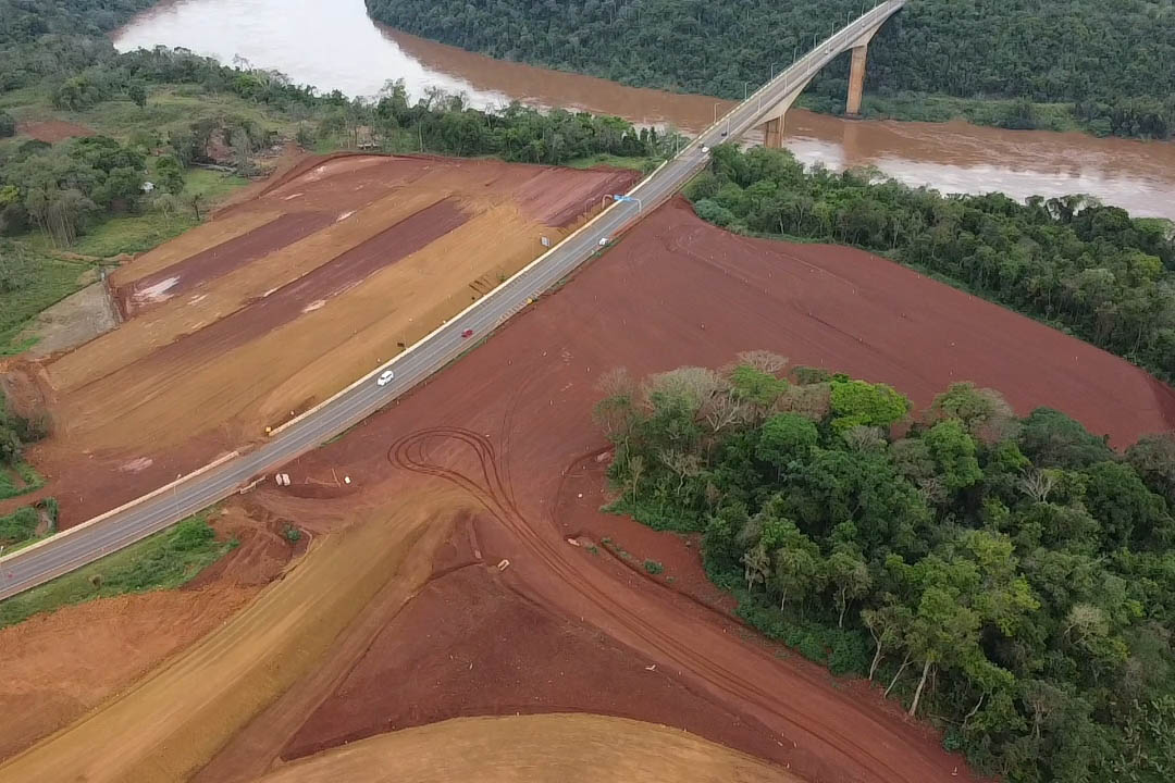 Neste mês, estão sendo implementadas as estacas raízes no novo viaduto da BR-277 e na nova aduana paraguaia, e foram concluídas as barreiras New Jersey no novo viaduto da BR-469.