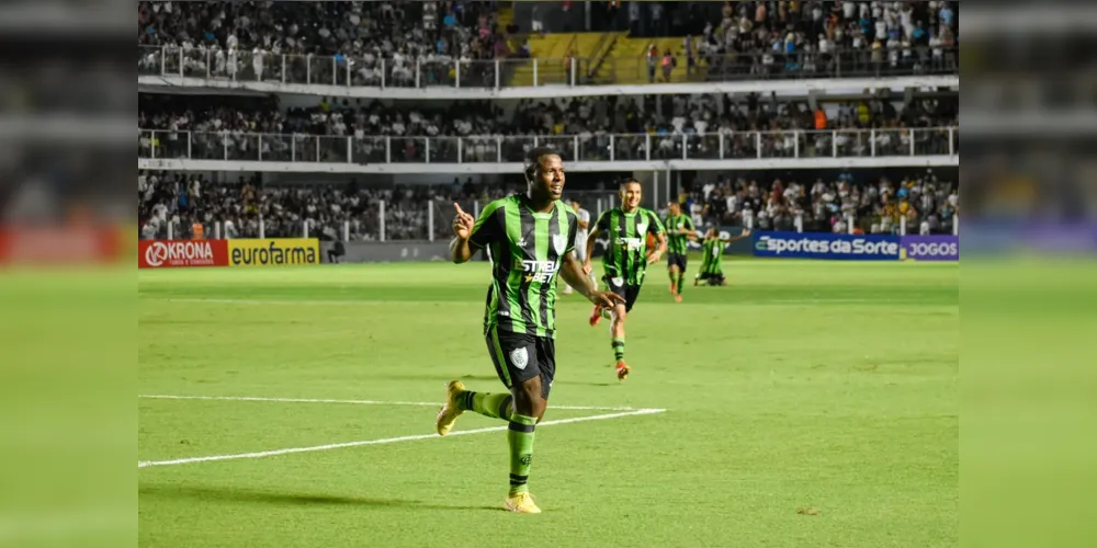 Luan Campos, do América-MG, comemora um dos gols dele em cima do Santos, na Vila Belmiro