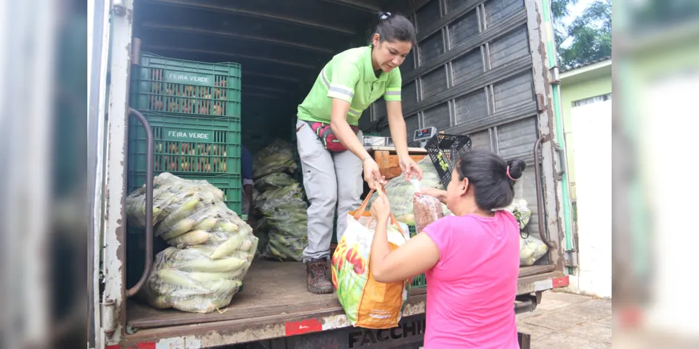 A cada três quilos de material reciclável ou quatro pneus inservíveis, o cidadão tem direito a trocar por um quilo de alimento