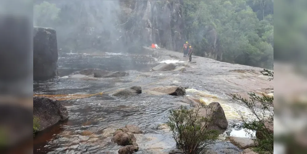 Resgate de turistas ilhados em cachoeira de Santo Amaro da Imperatriz