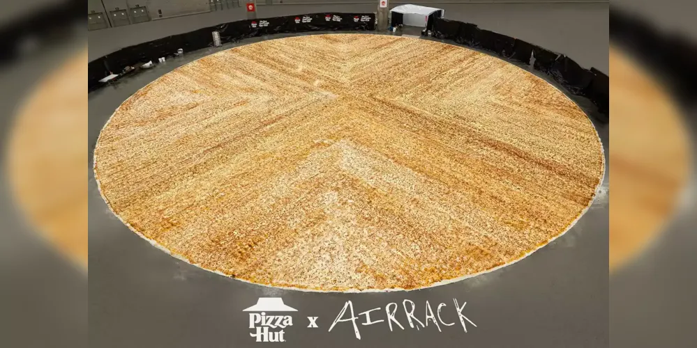 A pizza era tão grande que teve que ser espalhada no chão do Centro de Convenções de Los Angeles.