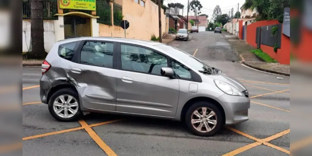 Porsche Cayenne colidiu contra um Honda Fit em Curitiba
