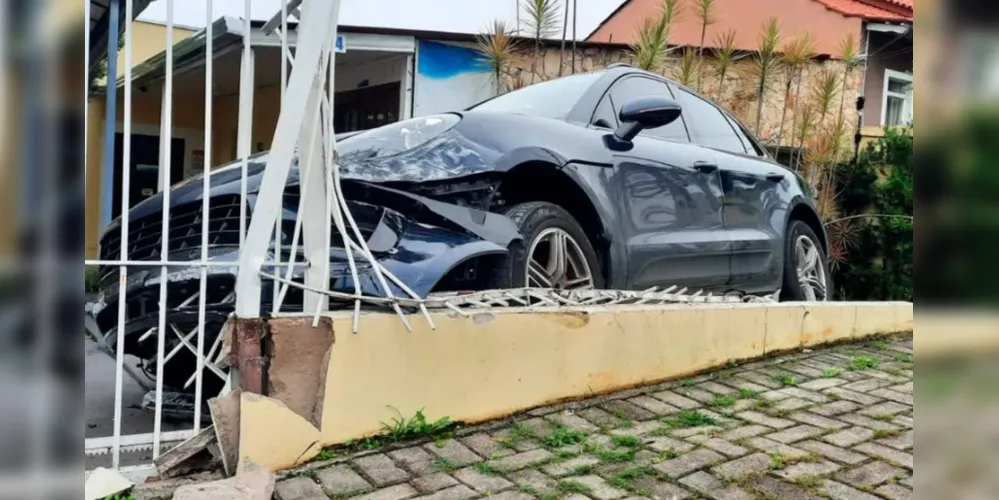 Porsche Cayenne colidiu contra um Honda Fit em Curitiba
