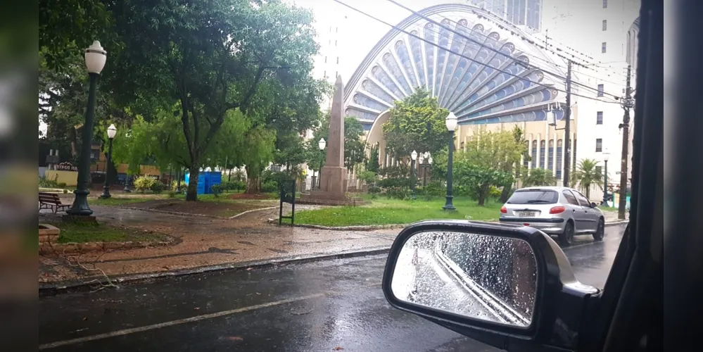 Diversos manifestantes foram vistos na praça central de Ponta Grossa