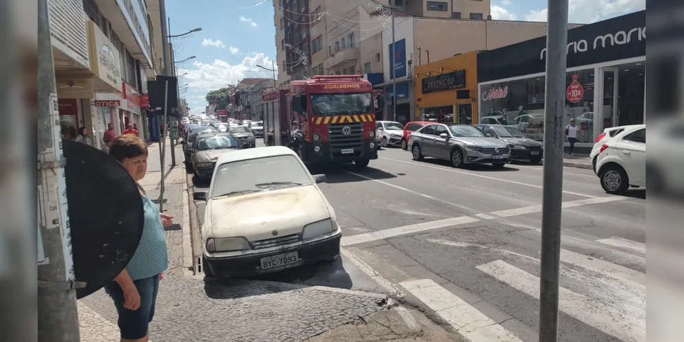 A equipe do Corpo de Bombeiros de Uvaranas foi acionada para atender a ocorrência