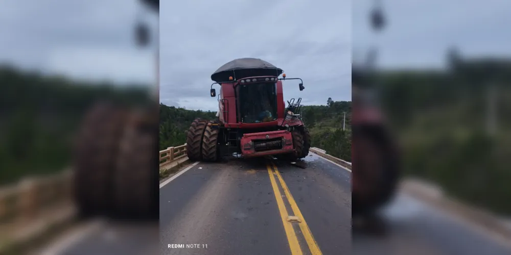 Imagem ilustrativa da imagem Acidente entre carreta e colheitadeira termina com mortes na PR-151