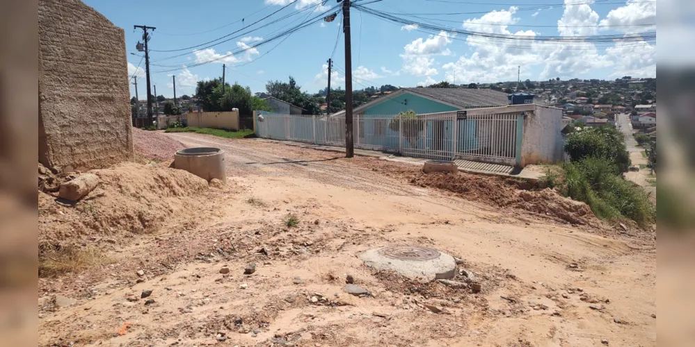 Entulhos estão espalhados pelas ruas Alto Paraná e São Jerônimo da Serra