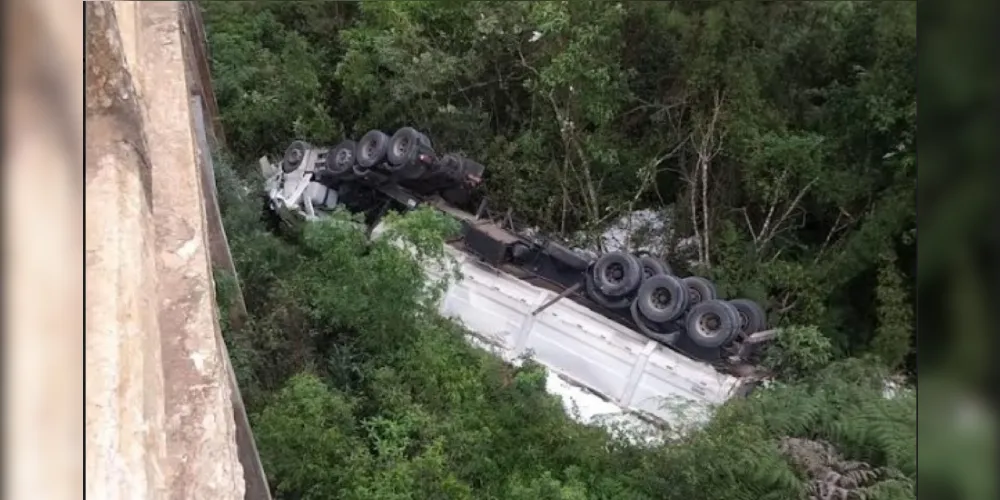 Caminhão ocupada pelo casal despencou da ponte do Rio Cajuru