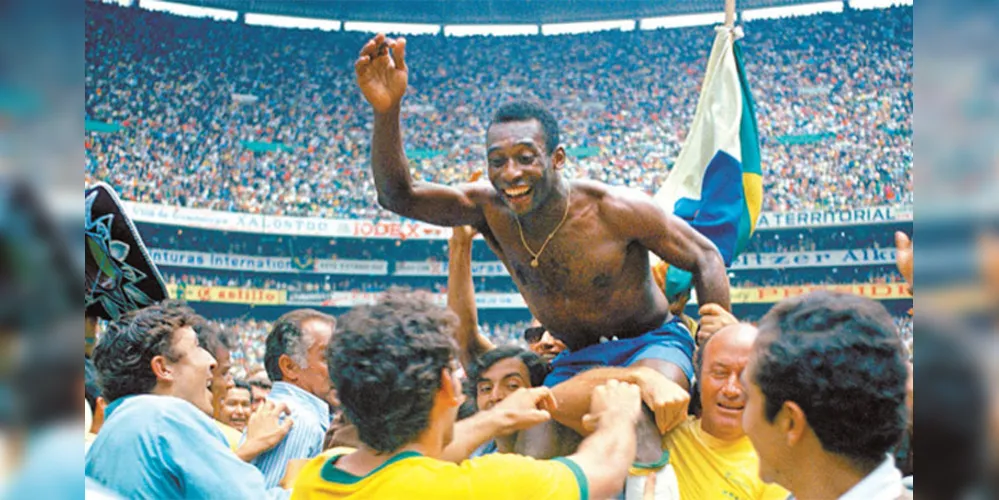 As imagens com a bandeira de Ponta Grossa mostram o ‘Rei Pelé’ logo ao apito final do árbitro.