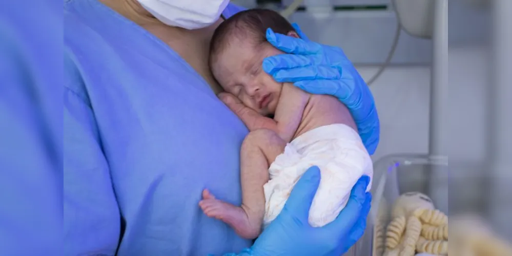 Dependendo das condições da mãe e do bebê, é preciso cuidado na UTI Neonatal, por conta de complicações para manter a temperatura corporal, para respirar e para se alimentar