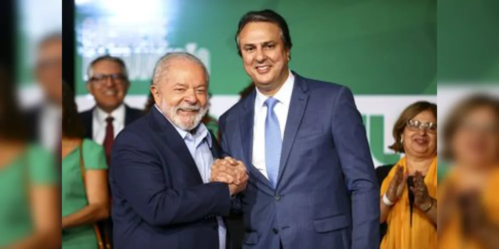 O presidente eleito, Luiz Inácio Lula da Silva, e o futuro ministro da Educação, Camilo Santana.