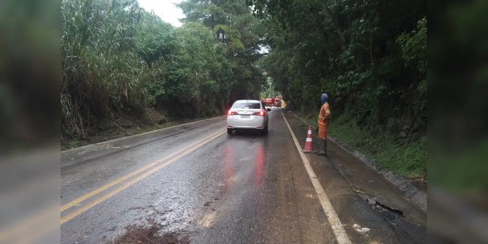 O DER/PR recomenda que os usuários tenham cautela e evitem o tráfego na rodovia