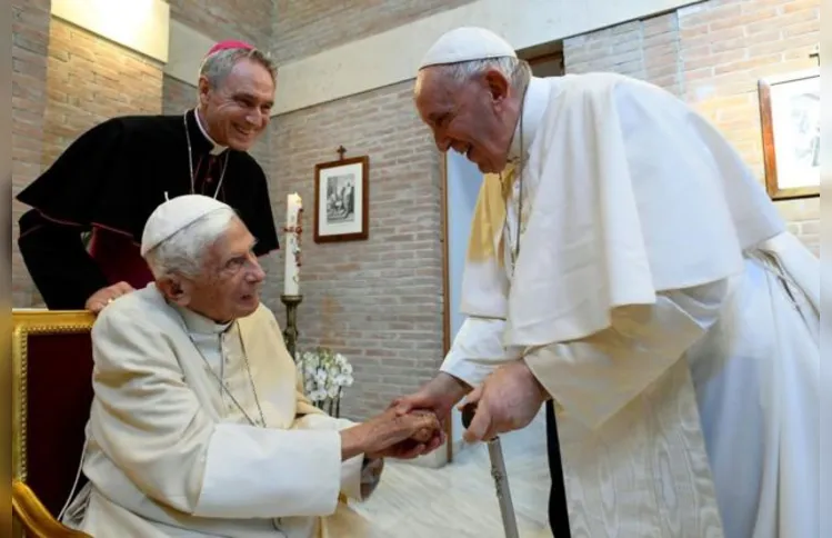Em mais de 800 anos, não houve dois papas convivendo no Vaticano