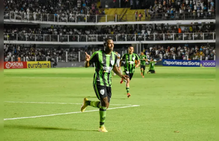 Luan Campos, do América-MG, comemora um dos gols dele em cima do Santos, na Vila Belmiro