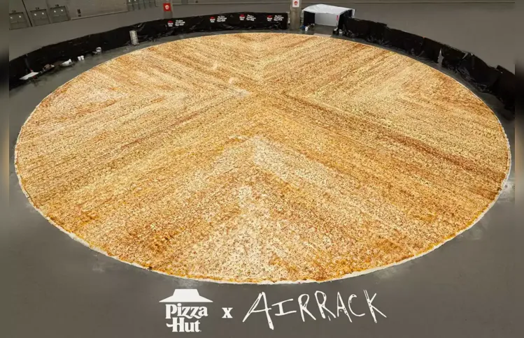 A pizza era tão grande que teve que ser espalhada no chão do Centro de Convenções de Los Angeles.