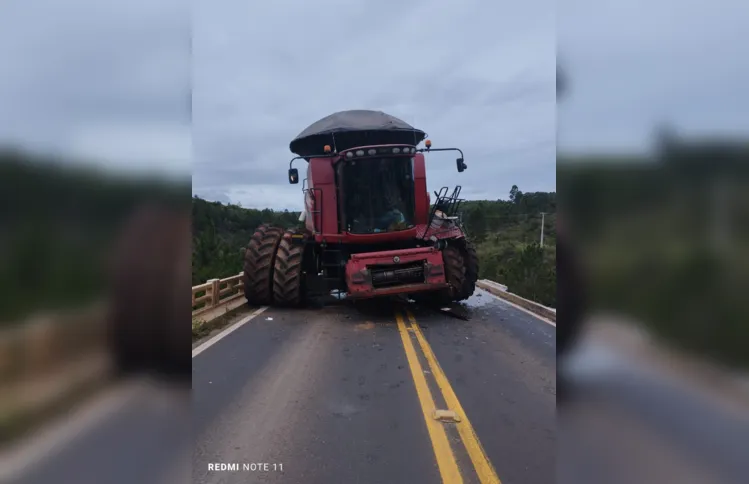 Imagem ilustrativa da imagem Acidente entre carreta e colheitadeira termina com mortes na PR-151