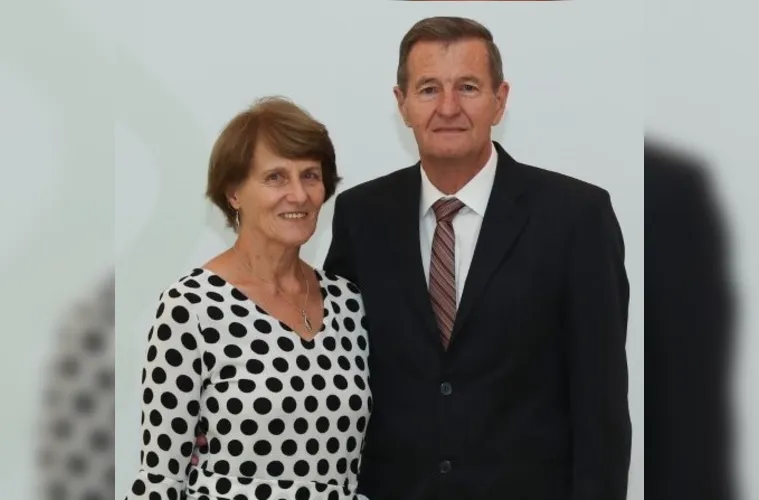 No registro, o casal Janete e Ferdinand van der Vinne, Janete receberá as felicitações pela passagem de seu aniversário nesta quinta-feira (16). Ferdinand é presidente da SICREDI Campos Gerais. Da coluna RC os votos de alegrias e realizações.
