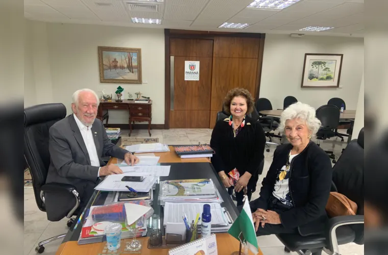 O vice governador do Paraná Darci Piana recebeu nesta semana para uma audiência em seu gabinete, as destacadas escritoras de nossa cidade Luisa Cristina dos Santos Fontes e Neuza Helena Postiglione Mansani.