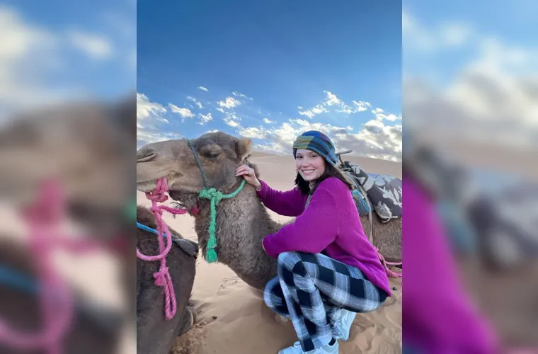 A bela Julia Gorte, curte temporada de lazer e descanso ao lado de amigas em uma viagem especial. No registro, Julia conhecendo as belezas e encantos do Deserto do Saara no Marrocos.