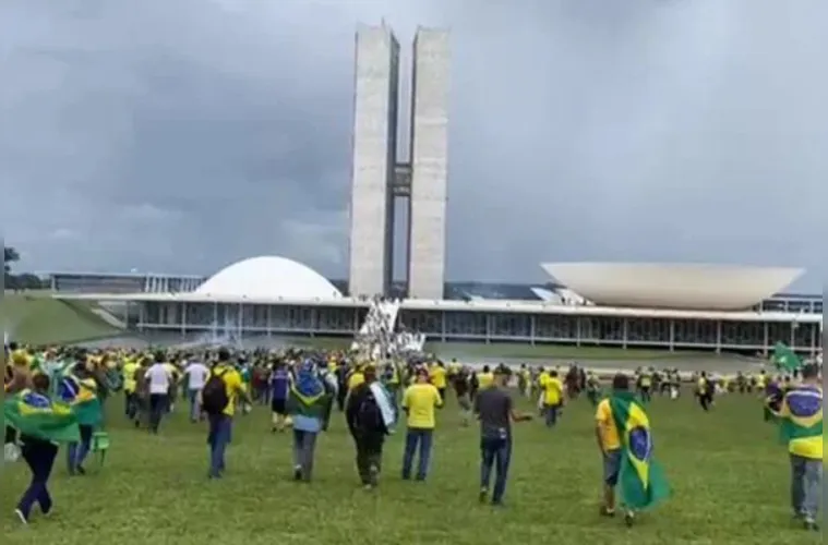 Manifestantes invadem a rampa do Congresso Nacional