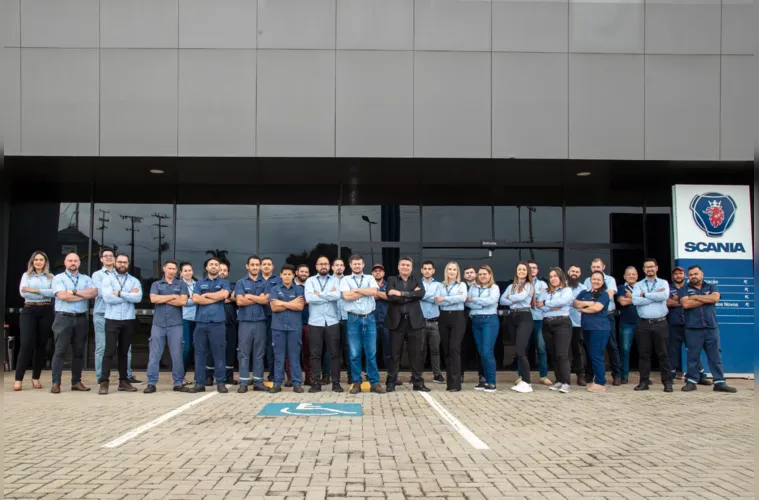 Em um ano em que muitos consideravam instável devido ao cenário político e sanitário, a Cotrasa, Rede de Concessionárias Scania no Paraná, vislumbrou a continuidade de grandes oportunidades. O Gerente de Operações da companhia na cidade, Giovani Roque, reforça que a cada incerteza, ou ameaça, o grupo  passou a enxergar muitas possibilidades de fazer a diferença e ter sucesso naquilo que se dedica pois é construído de estratégia sólida e pessoas focadas, e foi esse o caminho que o grupo idealizou em 2022: Fazer acontecer! 
O destaque RC dessa semana representa uma empresa próspera e que tem um olhar de longo prazo. 
Embora o ano não tenha sido fácil, contudo o Grupo Cotrasa  reforça que sem dúvida foi um ano que valeu muito pela intensidade, aprendizado e conquistas. O setor de transportes é sempre um setor desafiador, que sente as flutuações da economia e da política, mas a Cotrasa reafirmou ainda mais o seu compromisso em atender com excelência e ofertar sempre as melhores soluções para seus clientes, com a máxima de que na companhia todos estão entre amigos num ambiente acolhedor e confortável, voltado para melhor experiência possível, desde o motorista, que faz uma pausa na viagem para realizar a manutenção do veículo, até os proprietários das transportadoras que realizam a gestão das frotas e contam com o suporte dos consultores de soluções Cotrasa. 2022 foi um ano que marcou os 56 anos de história da Cotrasa, que continua investindo constantemente nas melhorias e modernizações necessárias, principalmente na região dos Campos Gerais que é um importante polo econômico do Estado. 
Questionados sobe uma fórmula para o sucesso da Cotrasa, o grupo enfatiza que sucesso vem da preparação, de se estar atento às oportunidades e de se dedicar ao máximo para realizar o que se propõe da melhor maneira possível. Seguindo esses passos, o sucesso será a conseqüência do excelente trabalho realizado finaliza.