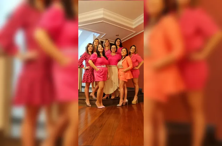 Em recente confraternização de final de ano, as amigas Célia Pais Zyskowski, Danielle Garcez da Silva, Dulce Portella, Ciomara Toniollo, Jaqueline Szerega Woytichoski, Mônica Dechant Kopicki, Ana Duarte e Marlowa Rizental.