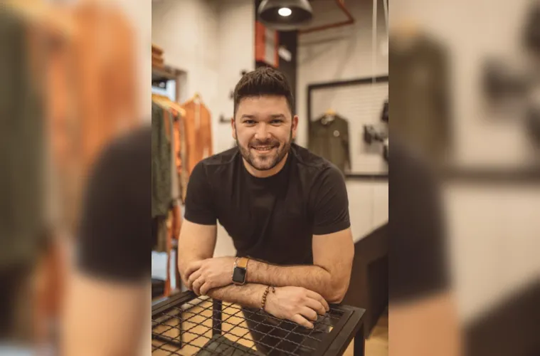 Nosso destaque responde por uma história de superação e de desejo de fazer acontecer. Anderson Andrade, empresário de sucesso, responde pela Vibe Clothing, Mr Cat e pela Diretoria da W3 Indústria Metalúrgica e fez mesmo diante de origem bastante simples, um futuro diferente para ele e sua família. A sua mãe sempre muito exigente e rigorosa fez o empresário descobrir que era preciso se desdobrar para aprender o máximo desde as séries iniciais para se tornar uma pessoa importante é esse pensamento fez com que Anderson carregasse a máxima de que independente de onde se aplique, o desempenho vem do seu próprio esforço, explica. Ainda na infância o espírito empreendedor de nosso destaque começou a aparecer, com a comercialização de itens de costura da avó, os anos passaram, os desafios aumentaram e com muito esforço e empenho Anderson reconta a história de empreendedorismo e hoje atua em diversas áreas trazendo excelente resultado em todos os seus negócios. Para nosso Destaque 2022, deixará memórias por muitos anos, foram etapas complexas e que exigiram muito de todos, mas em contrapartida deixou a todos mais capazes do que ontem com tamanho aprendizado. Para Anderson a resiliência o fez entender que em alguns momentos, é preciso ter calma e cautela para que o planejamento ocorra de forma eficaz. “Esta tudo bem se tivermos que ajustar algumas questões ao longo do caminho, esse foi nosso 2022; com pessoas dentro do mesmo objetivo e engajadas no propósito de crescer ou como eu digo “naturalmente inquietas” nós sempre chegaremos lá!” Explica. Anderson tem DNA comprometido com o resultado, e um dos fatores do sucesso da sua caminhada é estar ciente dos riscos, se colocar no papel do consumidor, para entregar algo diferente aos seus clientes e dessa forma ir aprimorando cada vez mais seus resultados.