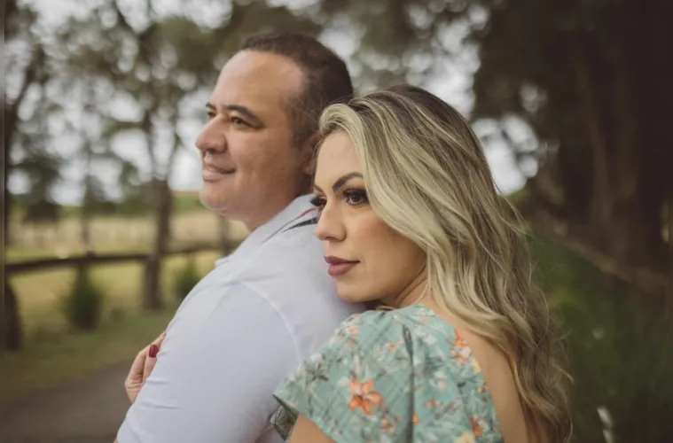– O empresário Ednilson Januário foi muito cumprimentado pela passagem de seu aniversário na última quarta-feira (28) No registro, Ednilson e sua esposa Jessica Comassetto. Da coluna RC os votos de alegrias e realizações.