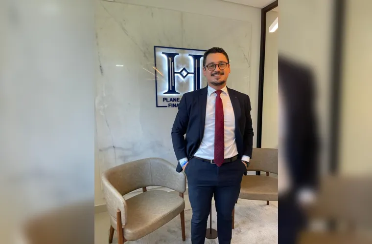 O consultor financeiro e franqueado da Mhydas Planejamento Financeiro André Presaniuk será muito cumprimentado pela passagem de seu aniversário nesta terça-feira (17). Da coluna RC os votos de alegrias e sucesso.