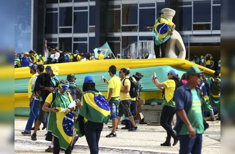 apoiadores do ex-presidente Jair Bolsonaro invadiram o Congresso Nacional, o Palácio do Planalto e o Supremo Tribunal Federal.
