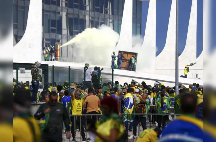 Houve destruição nos três prédios, com vidros quebrados, móveis e aparelhos danificados, em um cenário de guerra.