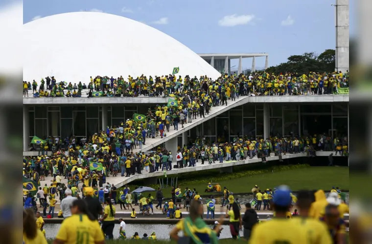 Após a depredação no Congresso, os manifestantes golpistas invadiram o Palácio do Planalto, onde também subiram a rampa e conseguiram chegar até o terceiro andar, que abriga o gabinete do presidente da República.