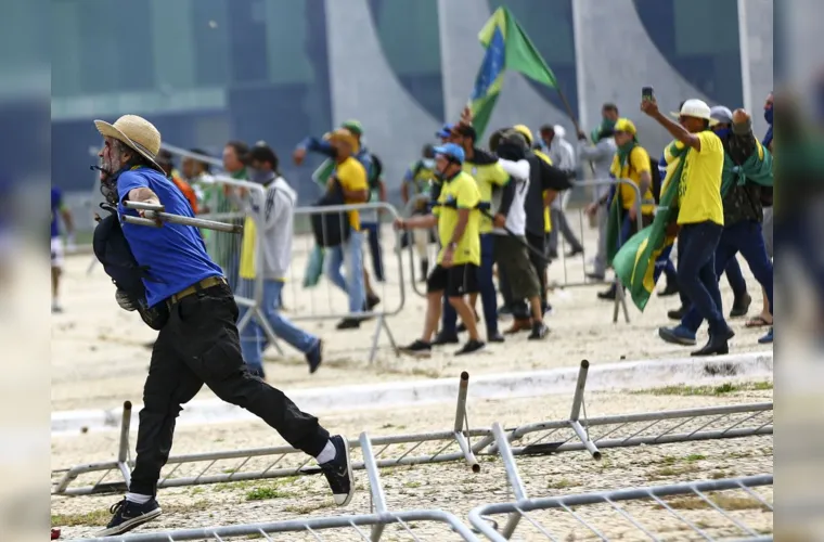Inconformados com a derrota do ex-presidente Jair Bolsonaro nas urnas nas eleições de 2022, manifestantes invadiram o Congresso Nacional, o Palácio do Planalto e o Supremo Tribunal Federal (STF) neste domingo (8).