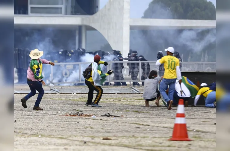 Os atos criminosos começaram após a barreira formada por policiais militares na Esplanada dos Ministério, no centro de Brasília, que estava fechada, ter sido rompida.