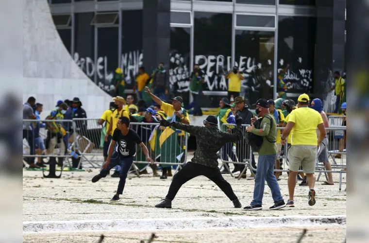 Os manifestantes começaram as invasões pelo Congresso Nacional, ocupando a rampa e soltando foguetes.