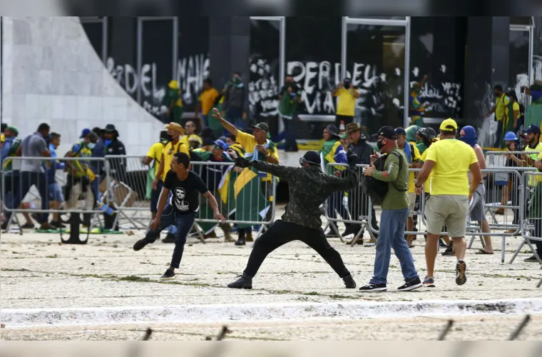 Atos antidemocráticos ocorreram na tarde deste domingo (8)