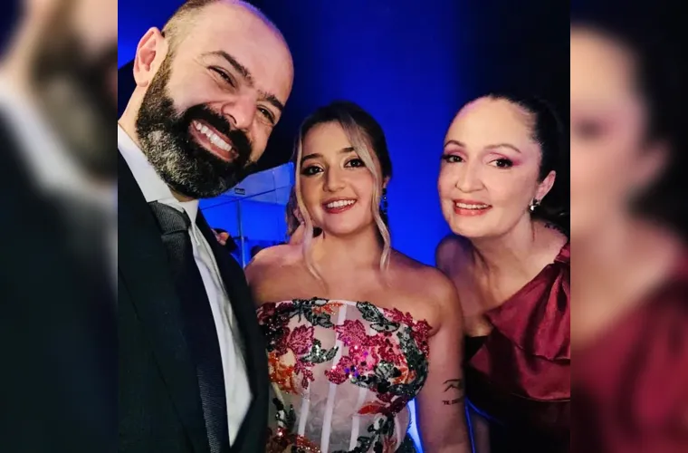 Julia Acras no último fim de semana integrou o time de formandas do curso de Medicina da Universidade Positivo. No registro, Julia e seus pais Rafael e Vanessa Acras. Da coluna RC os votos de sucesso e realizações nesta nova caminhada profissional.