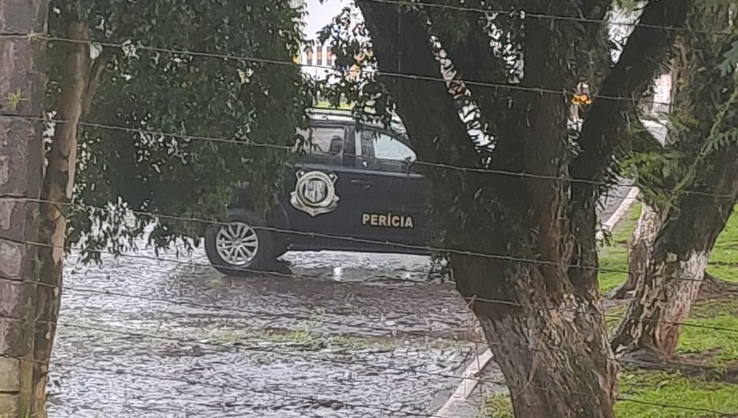 Equipe da Perícia está no pátio do 5º Batalhão de Polícia Rodoviária, em Ponta Grossa