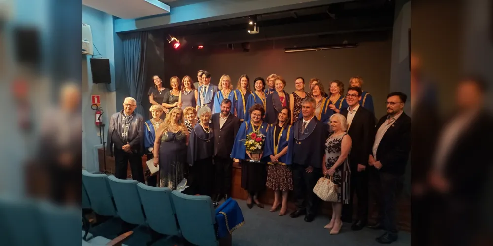 Integrantes da Academia Feminina de Letras do Paraná, juntamente com Luísa Cristina dos Santos Fontes e a comitiva ponta-grossense presente ao evento