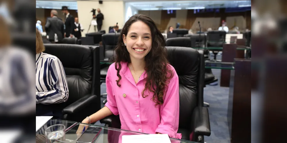 Deputada estadual mais jovem da história do Paraná, Ana Júlia Ribeiro (PT)